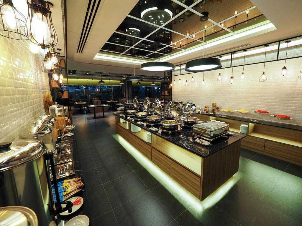130 Hotel & Residence Банкок Екстериор снимка