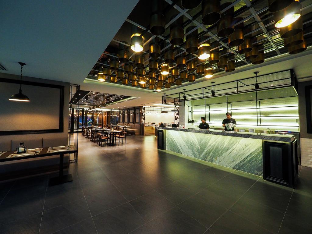 130 Hotel & Residence Банкок Екстериор снимка